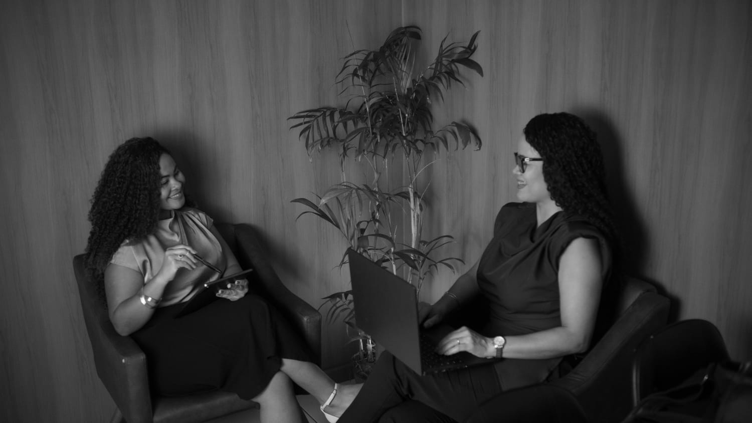 Dra. Marcela e Dra. Márcia Paixão em reunião de trabalho no escritório Paixão Lopes Advogados Associados
