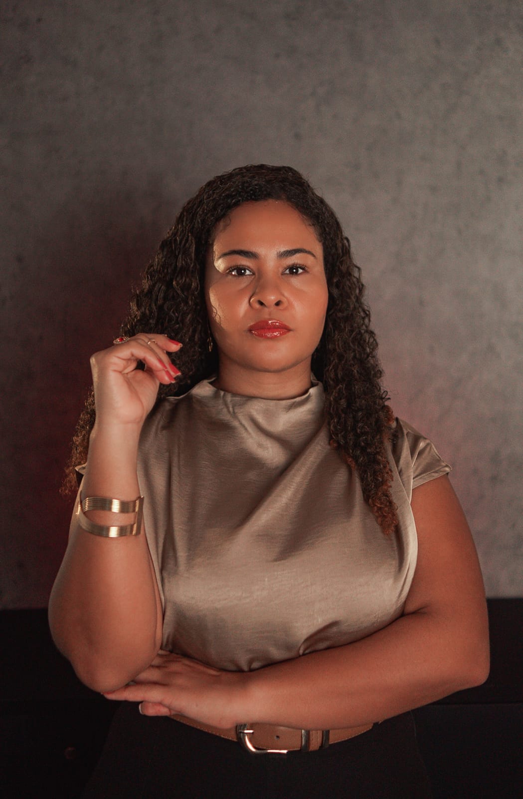 Retrato acolhedor da Dra. Marcela Paixão no escritório Paixão Lopes Advogados Associados
